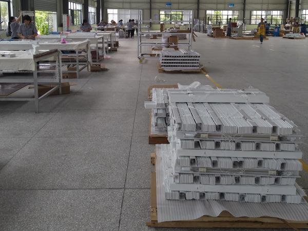 Trade-ready packaging and OEM branding available for wholesale venetian blind orders