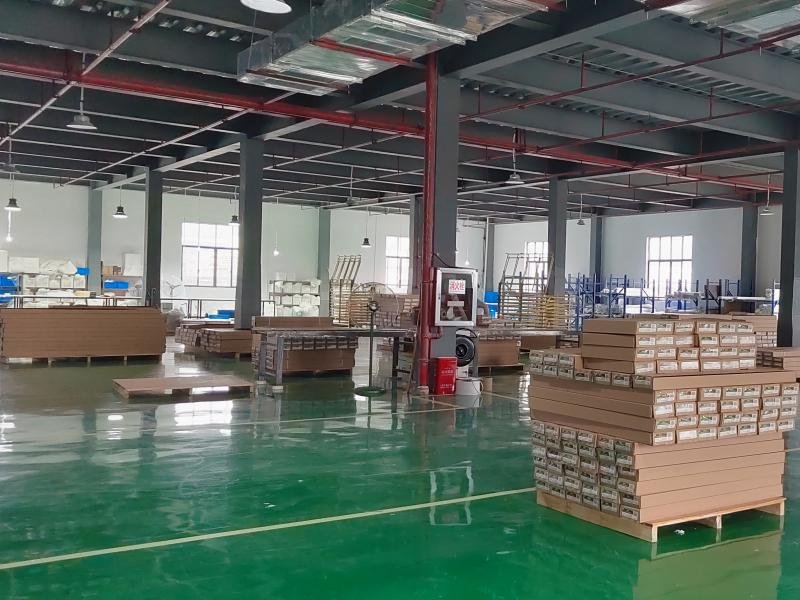 Building materials import container - mixed venetian blind shipment