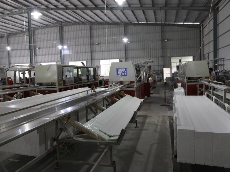 PVC extrusion production line showing twin-screw extruder, die head, calibration sleeves and cooling tanks