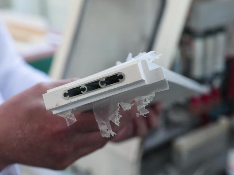 Reinforced top rail cross-section with embedded aluminium channel